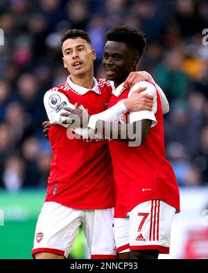 Il Bukayo Saka dell'Arsenal (a destra) celebra il raggiungimento di un gol con il compagno di squadra Gabriel Martinelli poco prima che venga disammesso durante la partita della Premier League al King Power Stadium, Leicester. Data immagine: Sabato 25 febbraio 2023. Foto Stock