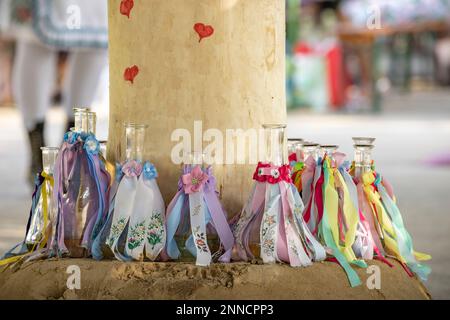 Particolare di decorazione popolare su bottiglie di vino, Rakvice, Moravia Meridionale, Repubblica Ceca Foto Stock