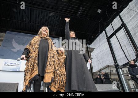 Migliaia di persone si sono riunite sabato 25 febbraio 2023 alla porta di Brandeburgo a Berlino per protestare contro la consegna di armi in Ucraina. Il raduno 'Aufstand für den Frieden' (rivolta per la pace) fu chiamato dal politico Sahra Wagenknecht e dal femminista Alice Schwarzer. La polizia ha stimato che circa 13.000 persone hanno partecipato all'evento, mentre Wagenknecht ha sostenuto che 50.000 erano presenti. I partecipanti hanno chiesto negoziati di pace con la Russia e la sospensione delle forniture di armi all'Ucraina. L'evento è iniziato con discorsi dell'attrice Corinna Kirchhoff, educatore Hans-Peter Waldrich, e re Foto Stock