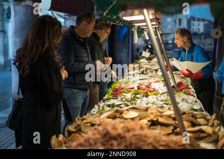 Mercato di Rialto a Venezia, Italia, Europa. Foto Stock