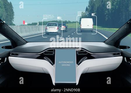 Auto auto di guida su strada. Veicolo autonomo. Vista interna. Foto Stock