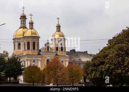 BEREZHANY, UCRAINA Chiesa greco-cattolica di Santa Trinità in Piazza del mercato a Berezhany, Ternopil regione, Ucraina. Foto Stock