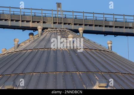 Un grande impianto moderno per lo stoccaggio e la lavorazione di colture di grano. vista del granaio in una giornata di sole. Barili di ferro grandi di grano. silos d'argento su un Foto Stock