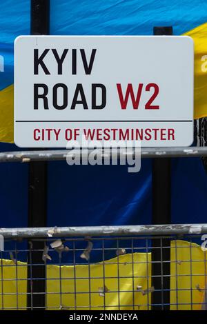 Londra, Regno Unito. 25 febbraio 2023. Un nuovo cartello stradale, Kyiv Road, WC2, è stato installato di fronte all'Ambasciata di Russia. La ridenominazione di questa parte della Bayswater Road è solidale con il popolo ucraino e con la città di Kyiv. Si tratta del primo anniversario dell’inizio dell’invasione russa dell’Ucraina. Credit: Stephen Chung / Alamy Live News Foto Stock