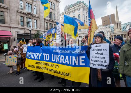 Londra, Regno Unito. 25 Feb 2023. I sostenitori della campagna di solidarietà Ucraina, tra cui Peter Tatchell, si sono opposti al CND/Stop the War march, chiedendo un sostegno continuo per armare l'Ucraina per sconfiggere il fascismo e l'imperialismo russo. Hanno marciato a breve distanza davanti alla protesta di Stop the War. Peter Marshall/Alamy Live News Foto Stock