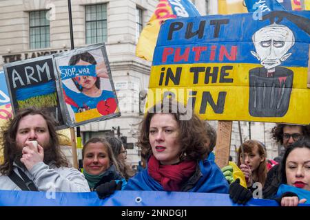 Londra, Regno Unito. 25 Feb 2023. I sostenitori della campagna di solidarietà Ucraina, tra cui Peter Tatchell, si sono opposti al CND/Stop the War march, chiedendo un sostegno continuo per armare l'Ucraina per sconfiggere il fascismo e l'imperialismo russo. Hanno marciato a breve distanza davanti alla protesta di Stop the War. Peter Marshall/Alamy Live News Foto Stock