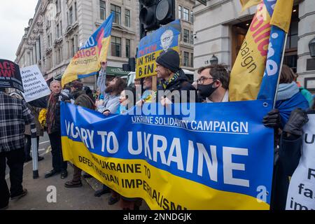 Londra, Regno Unito. 25 Feb 2023. I sostenitori della campagna di solidarietà Ucraina, tra cui Peter Tatchell, si sono opposti al CND/Stop the War march, chiedendo un sostegno continuo per armare l'Ucraina per sconfiggere il fascismo e l'imperialismo russo. Hanno marciato a breve distanza davanti alla protesta di Stop the War. Peter Marshall/Alamy Live News Foto Stock