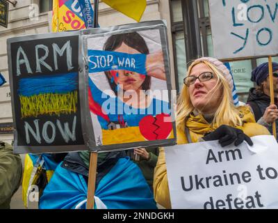 Londra, Regno Unito. 25 Feb 2023. I sostenitori della campagna di solidarietà Ucraina, tra cui Peter Tatchell, si sono opposti al CND/Stop the War march, chiedendo un sostegno continuo per armare l'Ucraina per sconfiggere il fascismo e l'imperialismo russo. Hanno marciato a breve distanza davanti alla protesta di Stop the War. Peter Marshall/Alamy Live News Foto Stock