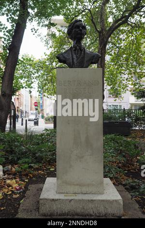 LONDRA, Regno Unito - CIRCA OTTOBRE 2022: Statua del filosofo britannico Bertrand Russell in Piazza dei leoni rossi dello scultore Marcelle Quinton circa 1980 Foto Stock