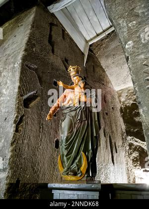 Figura della Madre di Dio nella Cappella della Santa Croce. Miniera di sale di Wieliczka. La miniera è stata iscritta nella lista dei patrimoni dell'umanità dell'UNESCO nel 1978. Foto Stock