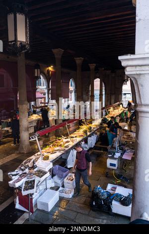 Mercato di Rialto a Venezia, Italia, Europa. Foto Stock