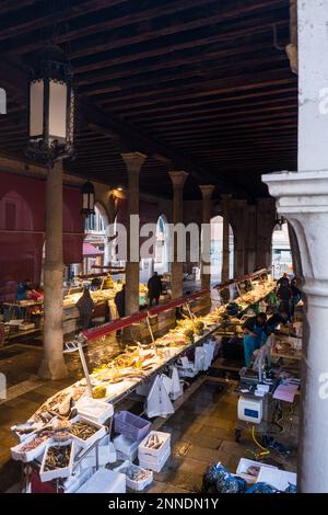 Mercato di Rialto a Venezia, Italia, Europa. Foto Stock