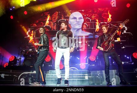 John Taylor, Simon le Bon e Nick Rhodes dei Duran Duran suonano sul palco presso SEE Hydro il 06 dicembre 2015 a Glasgow, Scozia Foto Stock