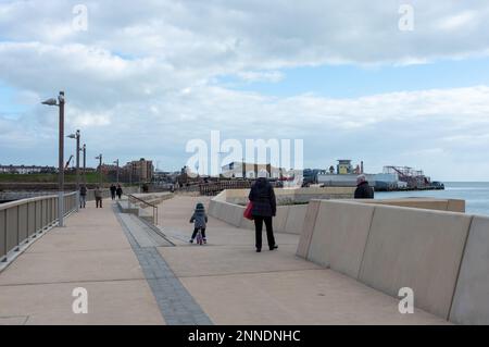 Passeggiata costiera di recente apertura e difesa del mare a Portsmouth, Hampshire costruito per proteggere parti del lungomare. Foto Stock