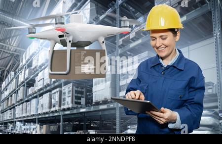 Manager con tablet digitale in un magazzino automatizzato Foto Stock