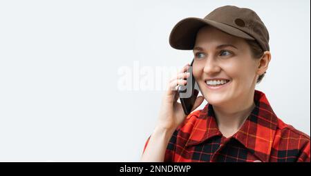 Primo piano ritratto di donna in cap parlando al telefono Foto Stock