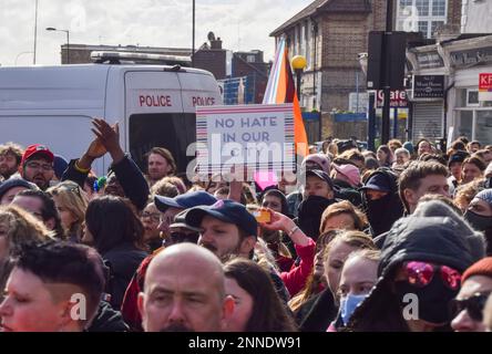 Londra, Regno Unito. 25th Feb, 2023. Un contro-dimostrante pro-LGBTQ ha in mano un cartello con la scritta "Nessun odio nella nostra città" durante la manifestazione, mentre i manifestanti di estrema destra si rivolgono a un evento "drag queen" all'Honor Oak Pub di Lewisham. Grandi folle si sono alzate a sostegno della drag queen that Girl, che ha ospitato un evento narrativo al pub, con una manciata di manifestanti di estrema destra che si sono riuniti vicino al locale. Credit: SOPA Images Limited/Alamy Live News Foto Stock