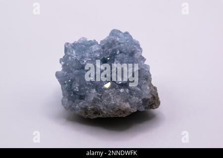 Madagascar celestine minerale di fronte a sfondo bianco, collezione di minerali Foto Stock