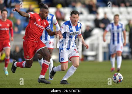 Connor Jennings di Hartlepool United cerca di ottenere il meglio di Walsall FC Donervon Daniels durante la partita della Sky Bet League 2 tra Hartlepool United e Newport County a Victoria Park, Hartlepool, martedì 21st febbraio 2023. (Foto: Scott Llewellyn | NOTIZIE MI) Credit: NOTIZIE MI & Sport /Alamy Live News Foto Stock