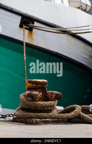 Bollard sul molo con il Trawler di pesca legato Foto Stock