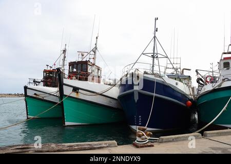 Le barche da pesca Trawler sono assicurate al molo nel porto Foto Stock