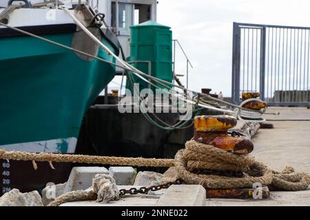 Metallo Bollard su Harbor Quay con barche legate Foto Stock