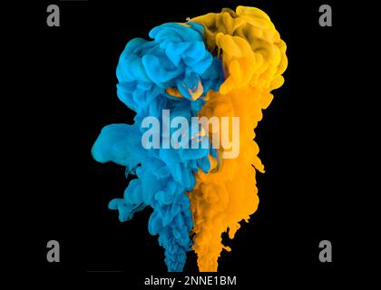 Nuvole di inchiostro blu e giallo che si scontrano in acqua, creando vivaci forme astratte su sfondo nero. Foto Stock