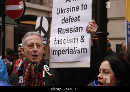 Londra, Regno Unito. 25/Feb/2023 Stop the War Marche contro la guerra dell'Ucraina Una grande protesta chiamata dal gruppo di campagna Stop the War raduna e marce fuori dagli studi della BBC attraverso il centro di Londra. Il veterano Peter Tatchell si è Unito ad una piccola contro protesta a sostegno dell'armare l'Ucraina. Credito: Roland Ravenhill/Alamy. Foto Stock