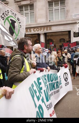 Londra, Regno Unito. 25/Feb/2023 Stop the War Marche contro la guerra dell'Ucraina Una grande protesta chiamata dal gruppo di campagna Stop the War raduna e marce fuori dagli studi della BBC attraverso il centro di Londra. I membri di Stop the War si allineano dietro uno striscione davanti alla marcia. Credito: Roland Ravenhill/Alamy. Foto Stock