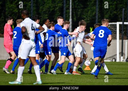 Swansea, Galles. 25 febbraio 2023. I tentatori si fanno beffe durante il gioco della Professional Development League tra Swansea City Under 18 e Cardiff City Under 18 alla Swansea City Academy di Swansea, Galles, Regno Unito, il 25 febbraio 2023. Credit: Duncan Thomas/Majestic Media/Alamy Live News. Foto Stock