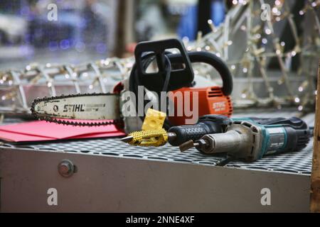 Toronto, Canada. 19th Feb, 2023. Utensili elettrici utilizzati per intagliare sculture di ghiaccio di blocchi di ghiaccio solido durante Icefest a Toronto, Ontario, Canada il 19 febbraio 2023. (Foto di Creative Touch Imaging Ltd./NurPhoto)0 Credit: NurPhoto SRL/Alamy Live News Foto Stock