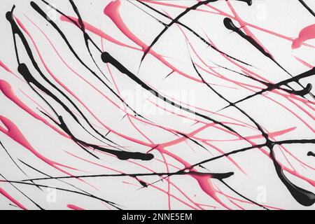 Sottili linee rosa e nere e schizzi su sfondo bianco. Sfondo artistico astratto con pennellate di pittura su tela. Pittura acrilica con grafica Foto Stock