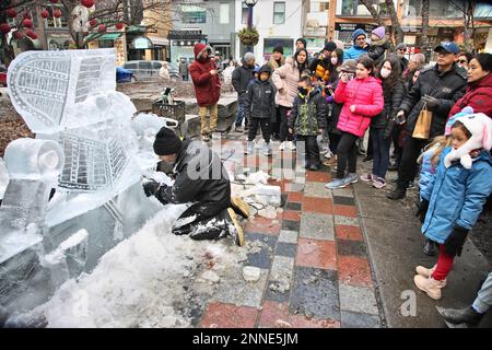 Toronto, Canada. 19th Feb, 2023. L'uomo usa uno scalpello per ritagliare una scultura di ghiaccio da blocchi di ghiaccio solido durante l'Icefest a Toronto, Ontario, Canada il 19 febbraio 2023. (Foto di Creative Touch Imaging Ltd./NurPhoto)0 Credit: NurPhoto SRL/Alamy Live News Foto Stock