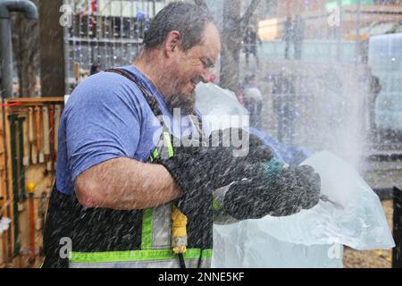 Toronto, Canada. 19th Feb, 2023. L'uomo usa uno strumento elettrico per ritagliare una scultura di ghiaccio di un centauro da blocchi di ghiaccio solido durante l'Icefest a Toronto, Ontario, Canada il 19 febbraio 2023. (Foto di Creative Touch Imaging Ltd./NurPhoto) Credit: NurPhoto SRL/Alamy Live News Foto Stock