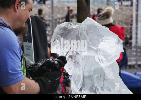 Toronto, Canada. 19th Feb, 2023. L'uomo usa una lima per ritagliare una scultura di ghiaccio di un centauro da blocchi di ghiaccio solido durante l'Icefest a Toronto, Ontario, Canada il 19 febbraio 2023. (Foto di Creative Touch Imaging Ltd./NurPhoto) Credit: NurPhoto SRL/Alamy Live News Foto Stock