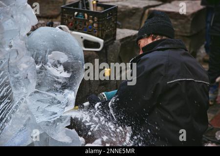 Toronto, Canada. 19th Feb, 2023. L'uomo usa uno strumento elettrico per ritagliare una scultura di ghiaccio da blocchi di ghiaccio solido durante l'Icefest a Toronto, Ontario, Canada il 19 febbraio 2023. (Foto di Creative Touch Imaging Ltd./NurPhoto)0 Credit: NurPhoto SRL/Alamy Live News Foto Stock