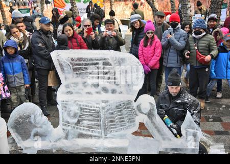 Toronto, Canada. 19th Feb, 2023. L'uomo usa uno strumento elettrico per ritagliare una scultura di ghiaccio da blocchi di ghiaccio solido durante l'Icefest a Toronto, Ontario, Canada il 19 febbraio 2023. (Foto di Creative Touch Imaging Ltd./NurPhoto)0 Credit: NurPhoto SRL/Alamy Live News Foto Stock