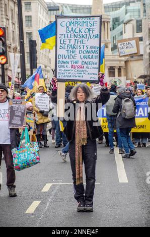 Londra, Regno Unito, 25 febbraio 2023 Stop the War Coalition marcia attraverso la città chiedendo la pace in Ucraina. Credit: JOHNNY ARMSTEAD/Alamy Live News Foto Stock