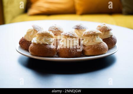 Il Semla Bun è un dolce caramellato ripieno di panna montata e marmellata o pasta di mandorle. Fatto solo nel mese di febbraio durante le vacanze. Foto Stock