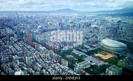 Vista della città di Taipei da un'angolazione elevata. La foto è stata scattata dalla Taipei 101 Tower. Foto Stock