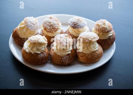 Il Semla Bun è un dolce caramellato ripieno di panna montata e marmellata o pasta di mandorle. Fatto solo nel mese di febbraio durante le vacanze. Foto Stock