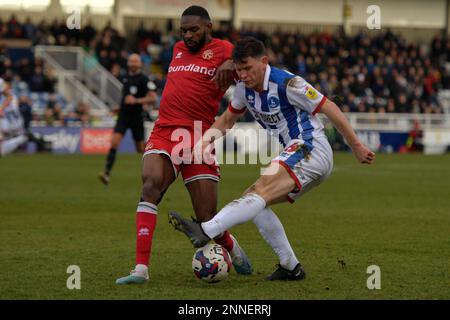 Hartlepool, Regno Unito. 21st Jan, 2023. Connor Jennings di Hartlepool United cerca di attraversare la palla sotto pressione per il Walsall FC Hayden White durante la partita della Sky Bet League 2 tra Hartlepool United e Walsall a Victoria Park, Hartlepool, sabato 25th febbraio 2023. (Foto: Scott Llewellyn | NOTIZIE MI) Credit: NOTIZIE MI & Sport /Alamy Live News Foto Stock