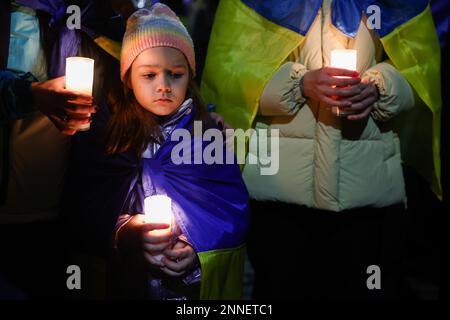 Cracovia, Polonia. 24th Feb, 2023. Un bambino tiene una candela durante la marcia ' insieme per la pace in Ucraina ' per mostrare solidarietà con l'Ucraina e commemorare un anno anniversario dell'invasione russa in Ucraina. Cracovia, Polonia il 24 febbraio 2023. L'attacco su vasta scala della Russia ha causato la più grande crisi europea di rifugiati dalla seconda guerra mondiale, con oltre 10 milioni di persone che attraversano il confine polacco. (Credit Image: © Beata Zawrzel/ZUMA Press Wire) SOLO PER USO EDITORIALE! Non per USO commerciale! Foto Stock