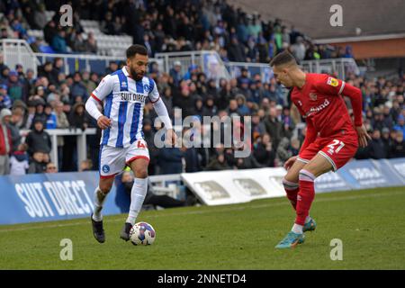 Hartlepool, Regno Unito. 21st Jan, 2023. Brendan Kiernan di Hartlepool United cerca di battere il Walsall FC Taylor Allen durante la partita della Sky Bet League 2 tra Hartlepool United e Walsall a Victoria Park, Hartlepool, sabato 25th febbraio 2023. (Foto: Scott Llewellyn | NOTIZIE MI) Credit: NOTIZIE MI & Sport /Alamy Live News Foto Stock