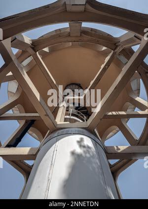 Bangkok, Thailandia - 09 Feb, 2023 - Una vista dal basso verso l'alto delle strutture colonnari vecchia torre dell'acqua fatta di cemento e scala a chiocciola in metallo. Grande serbatoio dell'acqua Foto Stock
