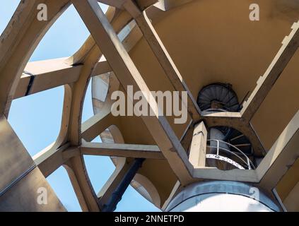 Bangkok, Thailandia - 09 Feb, 2023 - Una vista dal basso verso l'alto delle strutture colonnari vecchia torre dell'acqua fatta di cemento e scala a chiocciola in metallo. Grande serbatoio dell'acqua Foto Stock