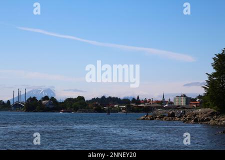 Skyline di Sitka con il Monte Edgecumbe sullo sfondo, Alaska, Stati Uniti Foto Stock