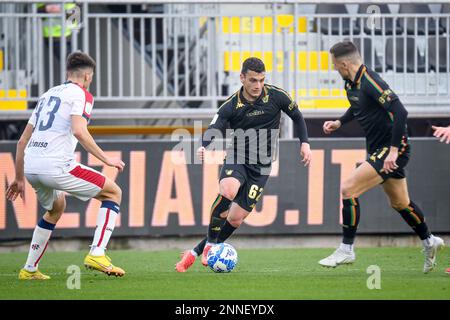 Venezia, Italia. 25th Feb, 2023. Tommaso Milanese di Venezia in azione durante Venezia FC vs Cagliari Calcio, partita di calcio italiano Serie B a Venezia, febbraio 25 2023 Credit: Independent Photo Agency/Alamy Live News Foto Stock