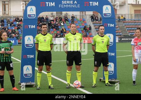 Pomigliano, Italia. 25th Feb, 2023. Gli arbitri prima dell'Italia Serie delle Donne Un calcio tra Pomigliano Calcio e US Sassuolo allo Stadio Comunale di Palma Campania Credit: Independent Photo Agency/Alamy Live News Foto Stock