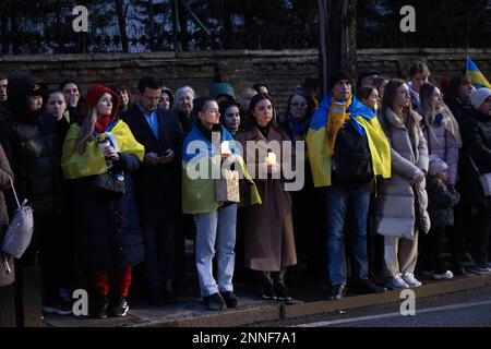 Londra, Regno Unito. 24th Feb, 2023. Gli ucraini ed i loro sostenitori sono visti tenere le candele durante il raduno all'ambasciata della Russia a Londra. Migliaia di ucraini e i loro sostenitori si sono riuniti all'Ambasciata di Russia a Londra per un raduno in memoria del 1st° anniversario della guerra Russia-Ucraina. La Russia ha iniziato l'invasione in Ucraina con bombardamenti nelle principali città alle 5am del 24th febbraio 2022. (Foto di Hesther ng/SOPA Images/Sipa USA) Credit: Sipa USA/Alamy Live News Foto Stock